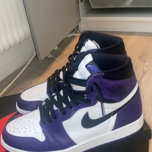 Air Jordan 1 High Court Purple - Bra skick! Använd nån gång, storlek 42. Finns lila snören också, Kan även mötas och frakta.