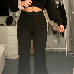 Kostymbyxor LXA - säljer dessa asfina kostymbyxorna som är helt nya med prislapp kvar ifrån Lxa. Det är den korta modellen. Sitter jättefint på men kom inte till användning av mig. Nypris: 899 men säljer för 650kr + frakt 💖💖
