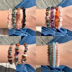 Ädelstensarmband  - Säljer egentillverkade armband (& andra smycken!) av ädelsten! På första bilden ser ni exempel på lite olika armband i både chips (55kr) och i pärlor (69kr). Finns i 8 olika sorters chips & 5 olika sorters pärlor 😇 Finns även armband med massor av olika ädelstenar blandat med små metallpärlor (första bilden längst ner till vänster) 💛 Kan förutom armband, även göra halsband, hängen och ringar av ädelsten! (finns bilder på andraannonser, men kan även skicka bilder om ni skriver privat bara!) 🥰 