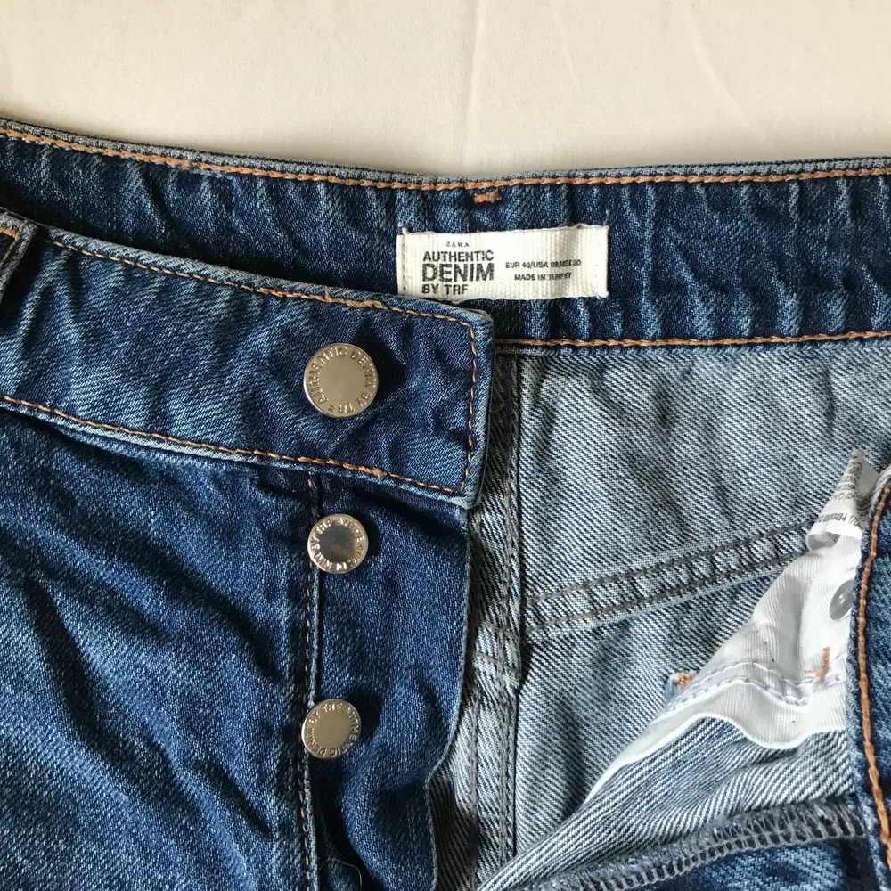 Mörkblå jeans shorts i fint skick. Säljer dem eftersom det aldrig kommer till användning. Priset går att ändra. Skriv gärna vid frågor.. Jeans & Byxor.