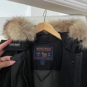 Jag säljer en Woolrich Artic Parka som letar nytt hem! Använd 1 säsong och är i jättefint skick. Inga defekter! ❤️ Köpt för 6700 på Jackie år 2018. Storlek S  PRIS GÅR ATT DISKUTERA!