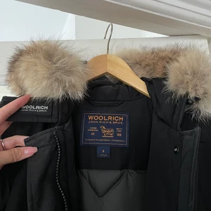 Woolrich jacka  - Jag säljer en Woolrich Artic Parka som letar nytt hem! Använd 1 säsong och är i jättefint skick. Inga defekter! ❤️ Köpt för 6700 på Jackie år 2018. Storlek S  PRIS GÅR ATT DISKUTERA!