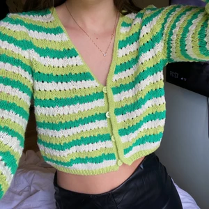 Virkad kofta - Säljer denna fina virkade topp/kofta från Zara då jag inte fått någon användning för den💗🌈  helt oanvänd! Skickas med spårbar frakt💛😁 (lägger ut igen pga oseriös köpare)