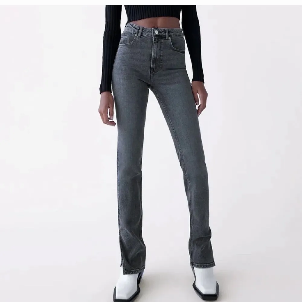 Säljer dessa slutsålda jeans från Zara med slits, använda fåtal gånger så de är i fint skick☺️ köpte för 400 och säljer för 275kr. Jeans & Byxor.