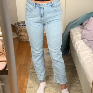 Jeans 27/29 - Jeans från pacsun storlek 27/29 i modellen Mom jeans. Mjuka i materialet och väldigt sköna 