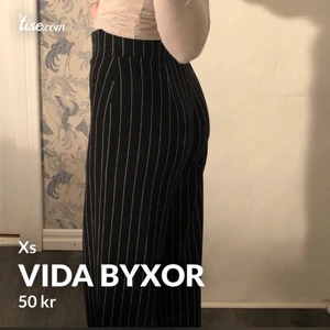 Vida byxor, storlek Xs - Svart/vita byxor i ett superskönt material, säljes pga att jag växt ur dem. 50kr + frakt, byxorna är hela och i fint skick💘 (säljer även på Tise )