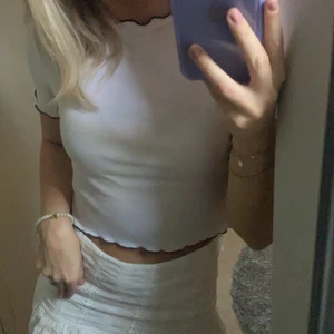 Zara topp - Säljer min fina topp från zara som jag köpte får några år sen. Den är i ett ganska bra skick då man ser att den är använd men har inga defekter. Säljer den för 50 kronor plus frakt❤️