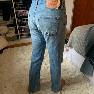 Levis 501 jeans - Finaste raka Levis jeansen, 501or i så bra skick. Jag på bilden är 174cm och brukar ha w28 i midjan. Dem är i storlek w30 L34