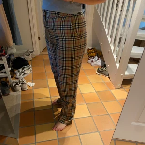 Burberry-mönstrade byxor  - Sköna byxor i hög kvalité med burberry-mönster. Säljer pga för lite användning, de är i princip som nya. Jag är 168 cm lång. Så snygga och bekväma! Passar mig med strl M. Fraktar men köpare står för frakten. Skriv för bilder/frågor! 🧡