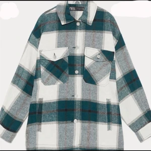 Grön zara jacka - Säljer denna grön vita jackan från zara då den inte kommer till användning längre💓 skriv privat för fler egna bilder