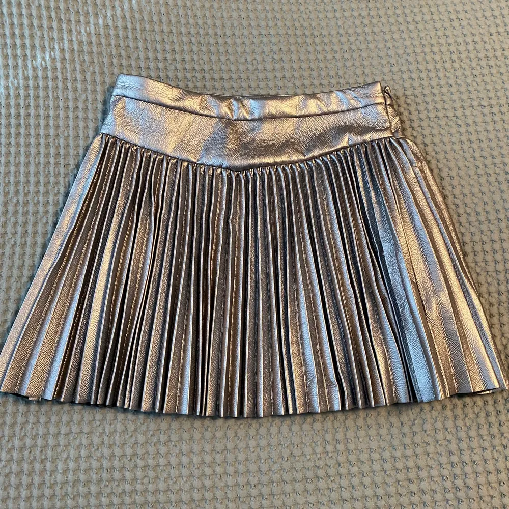 Säljer denna fina zara kjol ifrån barnavdelningen, men passar mig som vanligtvis har S💕 Andra bilden är lånad!                               Frakten ingår i priset!!. Kjolar.