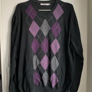 Rutig tröja - Snygg svart tröja med lila rutor! 2XL men passar mindre storlekar också. Lägg ett bud eller köp direkt för 120!