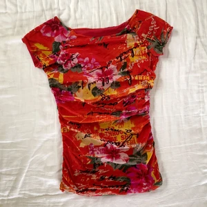 Mönstrad topp - Så cool t-shirt/topp från okänt märke, strechig och ruchad i sidorna! Står inte storlek men passar mig som brukar ha XS/S 🧡