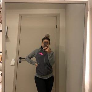 NIKE TJOCKTRÖJA - Zipper tröja, använd fåtal gånger! Ser inte storleken men sitter som en XS 