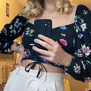 Blus  - Urgullig blommig blus med långa puffiga ärmar. 