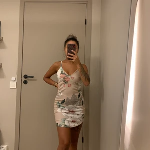 Klänning  - Klänning använd en gång, i god skick. 