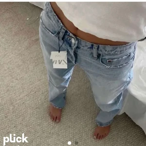 Jeans mid rise straight  - Ljusblå jeans ifrån zara. Använt fåtal gånger, som nya.💙 första bilden är lånad.