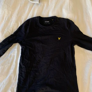 Lyle & Scott tröja - Absolut nyskick använd fåtal gånger. er bilder kan fås vid intresse.