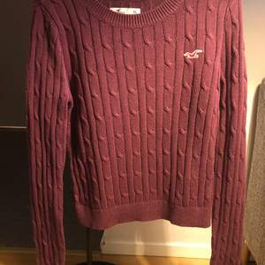 Mörklila stickad tröja från Hollister. XS. Köpare står för frakt (kan också mötas upp i Lund) 🙂