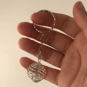 Nyckelring för kristaller - Det här är en nyckelring för kristaller!  Öppna buren försiktigt och lägg in din kristall/kristaller.  Allt på den är nickel testat.  Nyckelringen är 25mm, wire buren är 19x28mm.