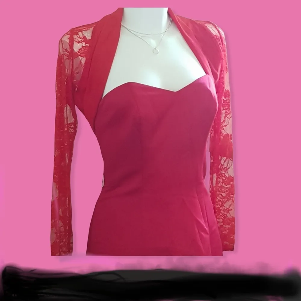 Röd ärmlös klänning till bal, gala, nyårsafton, eller där dresscode är högre nivå strök 36 . Klänningar.