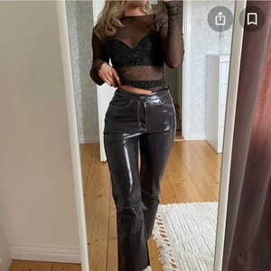 Bruna vinylbyxor från Carin Wester - (Första bilden är lånad) Snygga vinylbyxor från Carin Wester, helt oanvända men saknar tyvärr prislappen. Storlek 40