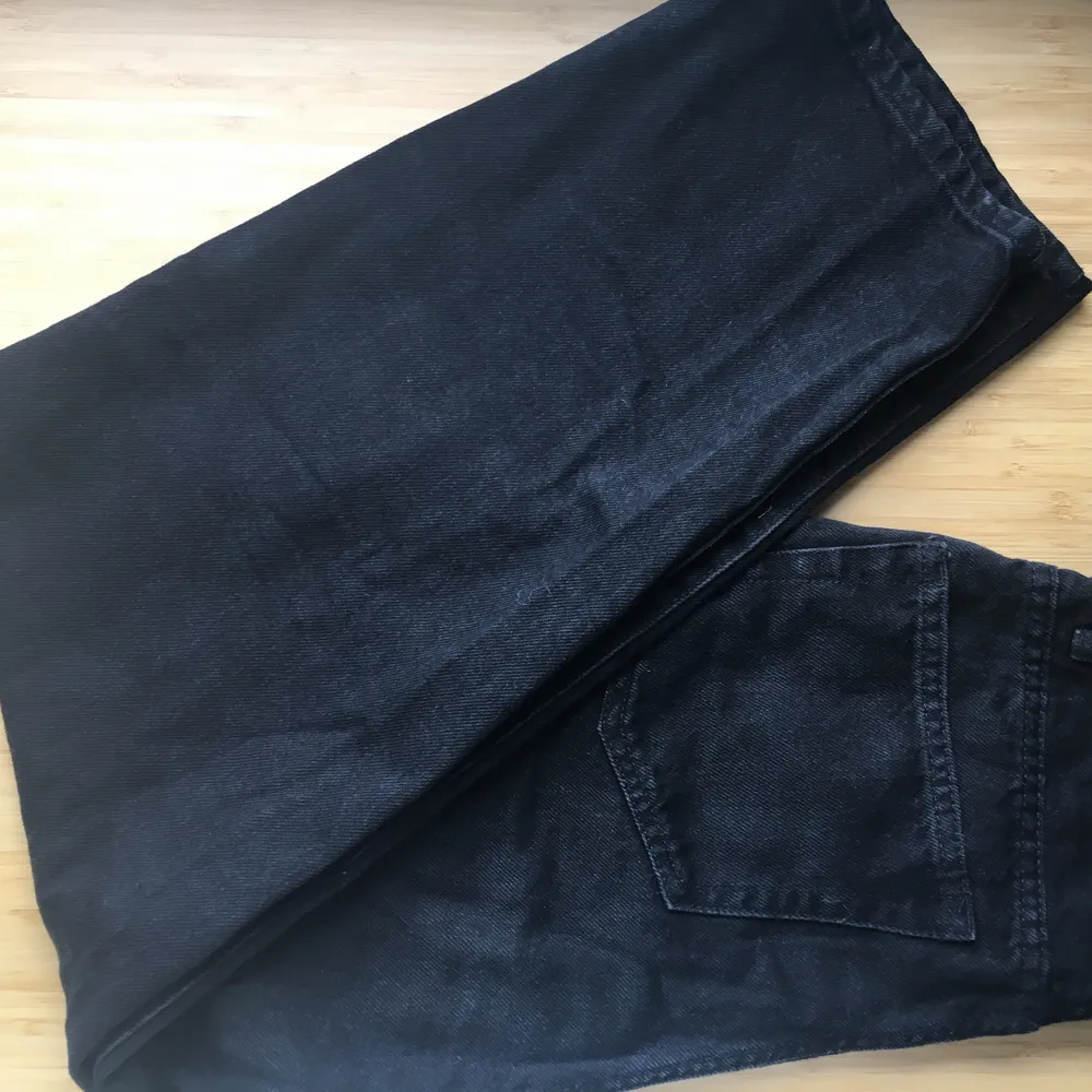 Ett par svarta straight leg ankle jeans från Lindex i storlek 34. Aldrig använda då de är för korta för mig i benen.. Jeans & Byxor.
