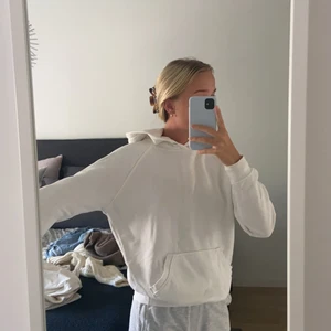 Vit hoodie🤍🤍 - Väldigt mysig vit hoodie från bikbok. Lite nopprig, därmed ett billigare pris. 166kr, jag betalar frakt🙌🏻