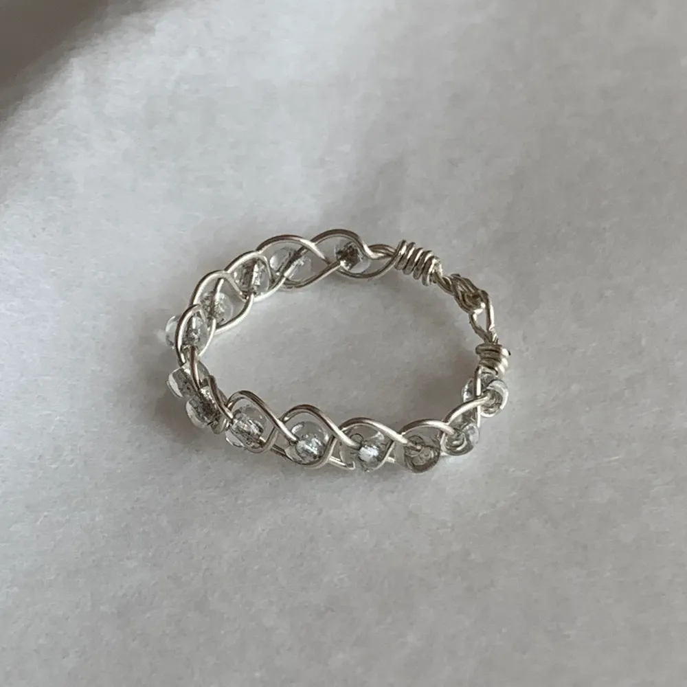 Handgjorda ringar med små pärlor. Tråden är silverpläterad. Fri frakt. Finns i storlekarna: 16mm, 17mm (innerdiametern på ringen). Accessoarer.