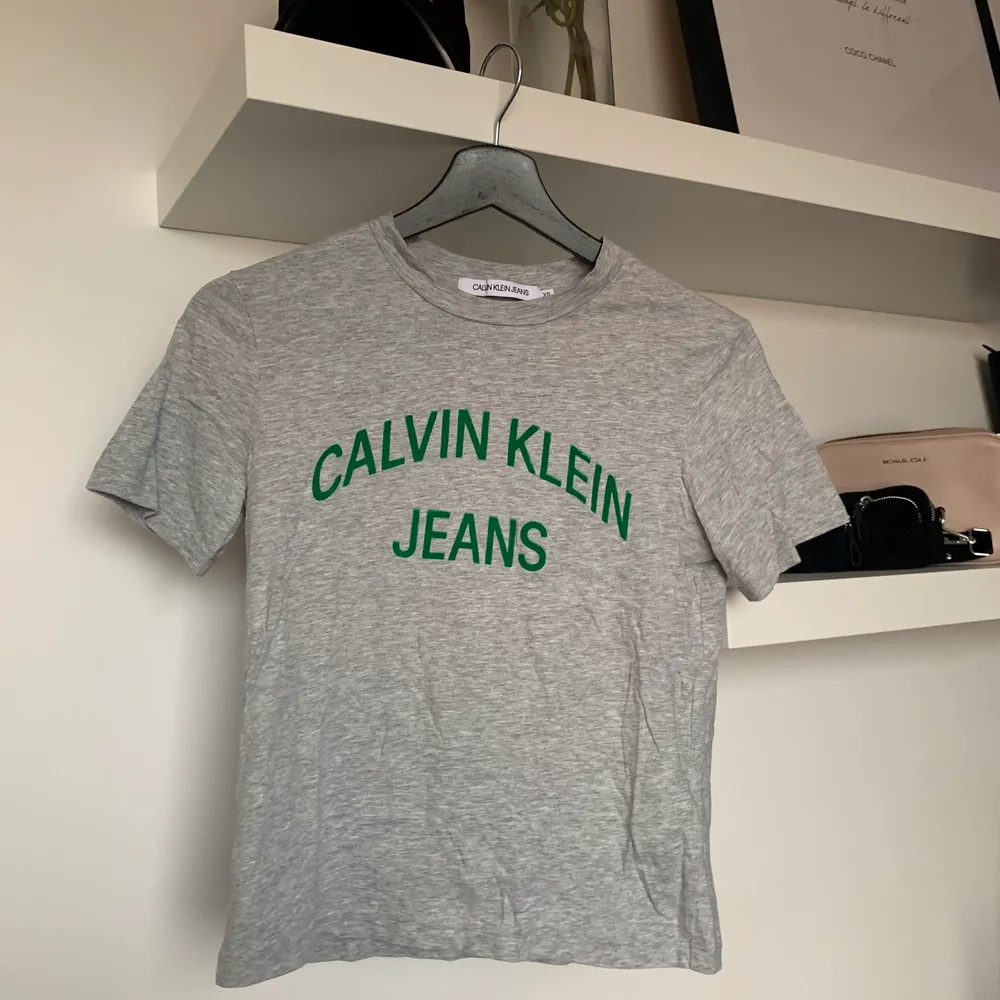 T-shirt från Calvin Klein. Liten i storleken🤍. T-shirts.