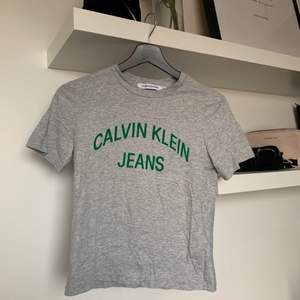 T-shirt från Calvin Klein. Liten i storleken🤍