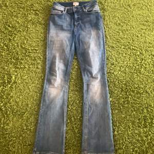 Dessa jeans är jätte bekväma och väldigt snygga. Säljer då jag har förmycket jeans och vill bli av med några. Dem passar för alla som har xs-m då de är jätte strechiga. Jeansen är lågmidjade 