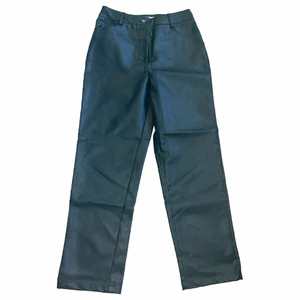 Skinnbyxor gröna - Gröna skinnbyxor i pu från afj x nakd. Toppskick då de endast är använda några fåtal gånger😍😍😍 raka ben och storlek 38