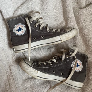 Söker någon som vill byta!  - Jag söker någon som vill byta sina converse mot mina då dessa är för stora och inte passar mig! Älskar dem annars! Skriv till mig om du har ett par äkta converse i storlek 37.5/38 och vill byta! Okej om det är i likvärdigt skick som mina. Dessa går att tvätta av lite och tvätta skosnörena för att i övervikt är de hela. Färg spelar inte så stor roll utan bara hör av dig så kan vi se❤️🧡💛💚💙💜