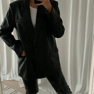 Skinn blazer  - Köpt från zara alldeles nyss. Tappat bort kvittot så kan inte lämna tbx. Helt ny, inga defekter, lappen kvar. Strl L så den är oversized, jag är en xs så den är inte överdrivet stor. Nypris 859kr. Köp direkt för 859kr eller buda från 650kr. ((( INTE ÄKTA SKINN)))