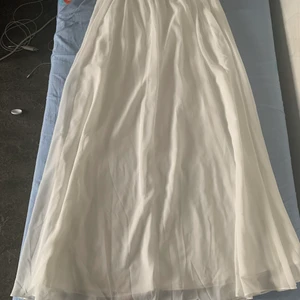Vit Kjol storlek M - Vit Kjol i storlek M som jag aldrig använt då den inte har passar mig. Finns en dragkedja på sidan. Helt ny och oanvänd helt enkelt