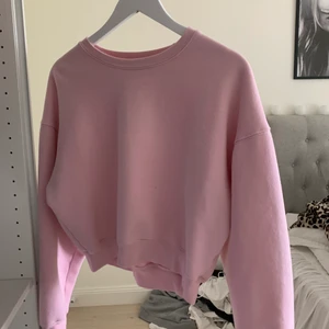 tröja - Rosa sweatshirt ifrån bikbok i storlek S men passar XS oxå