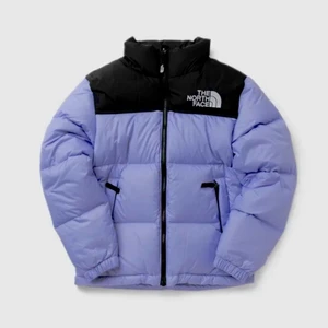 Säljer ny north face jacka - En i princip ny north face puffer jacka, perfekt till vintern. I den fina populära pastell-lila aktiga färgen. Jackan är slutsåld överallt och säljs inte längre på tex north faces egna hemsida. Nypris på dessa jackor är runt 3.200kr (en googling bort om ni vill dubbelkolla) jackan är i storlek S (damstorlek) och sitter bra på mig som är 175 cm lång. Skriv pm för fler bilder eller frågor.💕 UTGÅNGSPRIS : 1599kr
