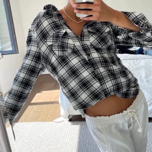 VINTAGE SKJORTA🤩🤩 - Super fin rutig skjorta, bra skick!! 3 för 2 på allt. Storlek L men passar utmärkt och oversized på mig som är en xs-s🥰💞❤️❤️🌸