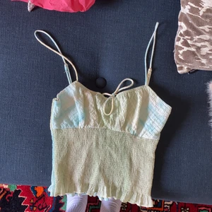 Topp från zara - Skitsnygg topp från zara som framhäver brösten👌🏾 , älskar den men håller på o rensa min garderob 