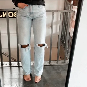 Håliga jeans. - 90s high waist jeans från Gina i storlek 36. Använda ett fåtal gånger då dem är lite för stora i midjan på mig. Raka jeans, nypris är 600kr 💞 Pris kan diskuteras vid snabb affär