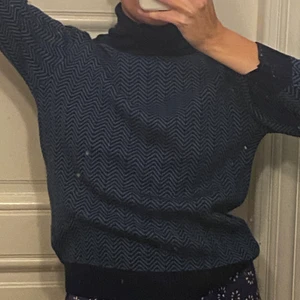 Knit wear stickad blå tröja - En stickad super fin och varm höst favorit. 70% ull, ljuvlig blå färg. Dock lite liten på mig. Köpt second hand i Berlin. Strl xS