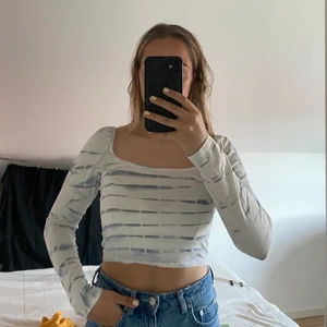 Topp från NAKD - Snygg topp med batik mönster från NAKD. Kan ha både till vardags och fest! Är aldrig använd bara testad! Skriv för fler bilder och frakten tillkommer❤️