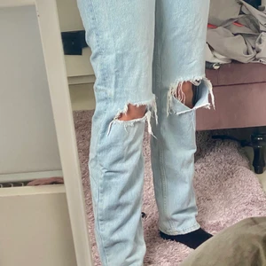 Blå jeans med hål - Så fin passform på dessa, sitter bra kring rumpan o är lite mer pösiga i benen med hål på knäna. Säljer pågrund av att dom används för lite. Hör av er om ni har frågor💕Jeansen är i väldigt bra skick