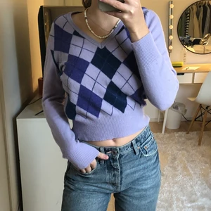 Rutig tröja - Rutig V-ringad kroppad tröja i jättelent material! 