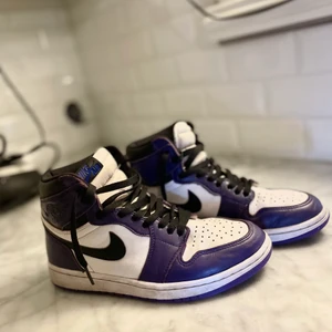 Jordan one court purple high - Jag säljer mina Jordan one court purple high i strlk 39/40! Det ingår även lila skosnören men skriv privat för bilder! direktpris: 450kr+frakt