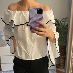 Blus från Zara - Fin blus från Zara i storlek XS, passar även S då det är resor. Frakten är inräknat i priset. 