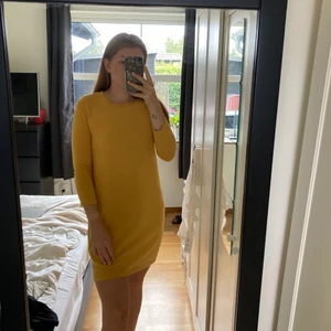 Klänning - Stickad gul klänning men dragkedja i ryggen💛 Bekväm klänning i använt skick