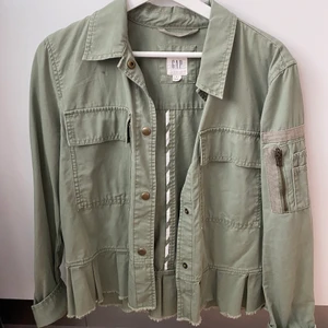 GRÖN JACKA - Supersuperfin grön jacka köpt på GAP. Jättebra skick💕💕