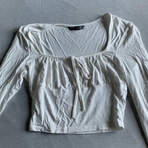 Långärmad Topp - Jätte söt vit långärmad topp från SHEIN, storlek 34 (xs) aldrig använd 🤍 